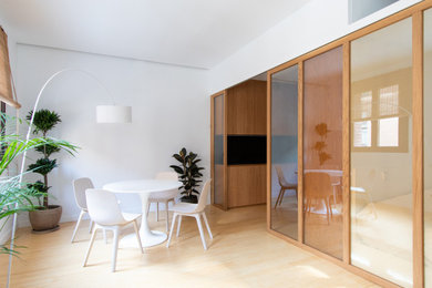 Diseño de salón abierto nórdico pequeño con paredes blancas, suelo de bambú y suelo beige