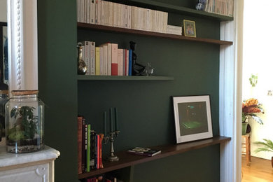 Cette image montre un salon design avec un mur vert.