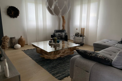 Idées déco pour un grand salon contemporain ouvert avec un mur gris, parquet clair et un sol beige.