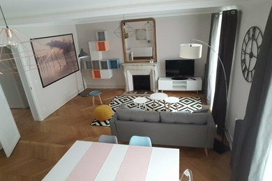 Cette photo montre un grand salon moderne fermé avec un mur blanc, parquet clair, une cheminée standard, un manteau de cheminée en pierre, un téléviseur indépendant et un sol beige.