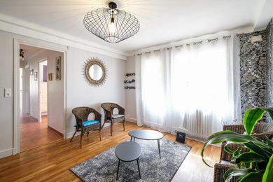 Cette photo montre un salon éclectique de taille moyenne et ouvert avec un mur beige, parquet foncé et un sol marron.