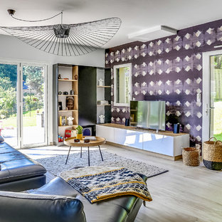 Esempio di un soggiorno bohémian con pareti multicolore, parquet chiaro, TV autoportante e pavimento beige
