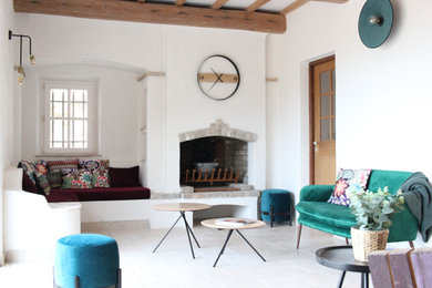 Foto de salón abierto tradicional grande con paredes blancas, suelo beige y vigas vistas