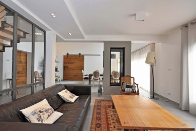 Exemple d'un grand salon tendance ouvert avec une cheminée double-face, un mur blanc, un sol gris, sol en béton ciré, aucun téléviseur et un plafond décaissé.