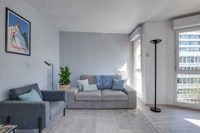 Modelo de salón minimalista con paredes azules, suelo laminado y suelo gris