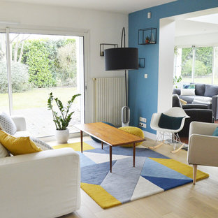 Idées déco pour un salon bord de mer ouvert et de taille moyenne avec une salle de réception, un mur blanc, un sol en bois clair et un sol beige.