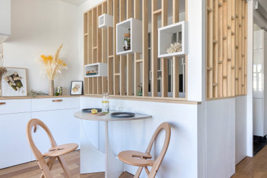 Idée de décoration pour un grand salon design ouvert avec un mur blanc, un sol en bois brun, aucune cheminée et un téléviseur dissimulé.