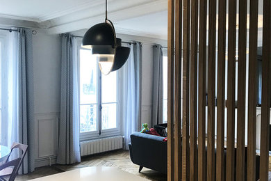 Réalisation d'un grand salon minimaliste avec un mur blanc et un sol en bois brun.