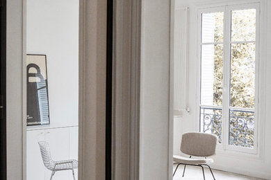 Cette photo montre un grand salon chic ouvert avec un mur blanc, parquet clair et un sol beige.