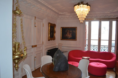 Foto de salón cerrado clásico renovado de tamaño medio con paredes blancas, suelo de madera en tonos medios y suelo marrón