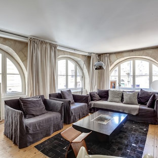 Idées déco pour un grand salon industriel fermé avec une salle de réception, un mur beige, un sol en bois clair, aucune cheminée et aucun téléviseur.