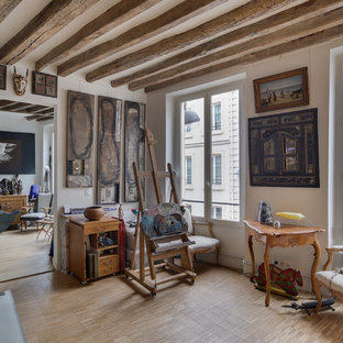 Réalisation d'un salon bohème de taille moyenne et ouvert avec un mur blanc, un sol en bois clair, un sol beige, aucune cheminée et aucun téléviseur.