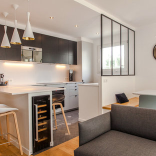 Idées déco pour un salon contemporain avec un sol en carrelage de céramique et un sol gris.