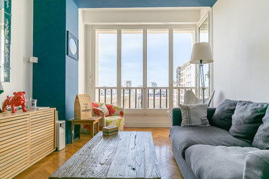 Fernseherloses, Offenes Modernes Wohnzimmer ohne Kamin mit weißer Wandfarbe, hellem Holzboden und braunem Boden in Marseille