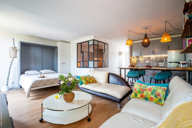 Источник вдохновения для домашнего уюта: открытая гостиная комната среднего размера в стиле фьюжн с синими стенами, полом из ламината и бежевым полом