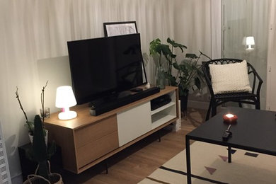 Cette photo montre un petit salon tendance ouvert avec un mur blanc, parquet clair, aucune cheminée, un téléviseur indépendant et un sol marron.
