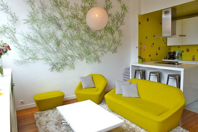 Imagen de salón moderno de tamaño medio con suelo de baldosas de cerámica