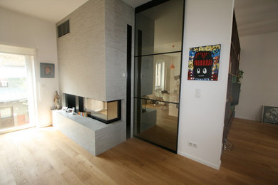 Foto de salón con barra de bar abierto contemporáneo grande con paredes blancas y pared multimedia
