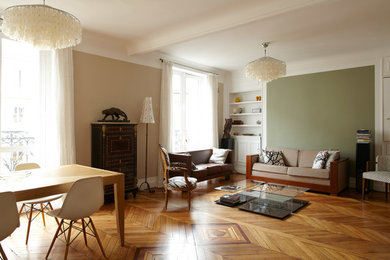 Inspiration pour un salon bohème de taille moyenne et ouvert avec un mur vert, un sol en bois brun, une salle de réception, aucune cheminée et aucun téléviseur.