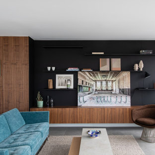 Exemple d'un grand salon avec une bibliothèque ou un coin lecture tendance en bois ouvert avec un mur marron, un sol en carrelage de céramique, aucune cheminée, un sol gris et un plafond décaissé.