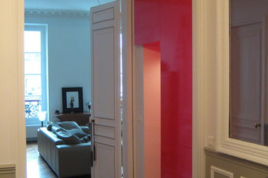 Пример оригинального дизайна: большая изолированная гостиная комната в современном стиле с белыми стенами и темным паркетным полом