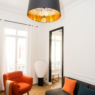 Idée de décoration pour un salon minimaliste de taille moyenne et fermé avec un mur blanc, un sol en bois clair, une salle de réception, aucune cheminée, aucun téléviseur et un sol beige.