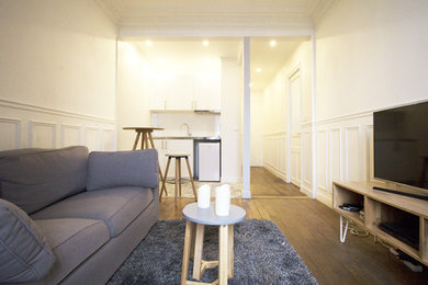 Inspiration pour un petit salon ouvert avec un mur blanc, parquet clair, une cheminée d'angle, un manteau de cheminée en pierre et un téléviseur indépendant.