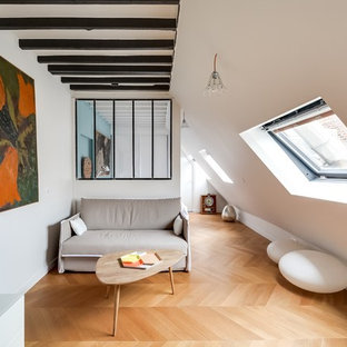 Réalisation d'un salon design de taille moyenne avec un sol en bois brun, un mur blanc, aucune cheminée et aucun téléviseur.