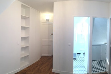 Kleines Modernes Wohnzimmer im Loft-Stil mit weißer Wandfarbe in Paris