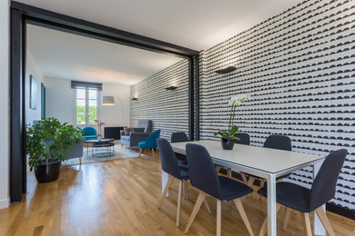 Diseño de salón abierto contemporáneo de tamaño medio sin chimenea y televisor con paredes multicolor, suelo de madera clara y suelo beige