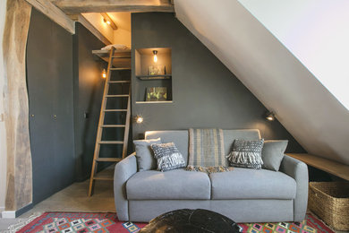 Foto di un soggiorno bohémian con pareti grigie e parquet chiaro