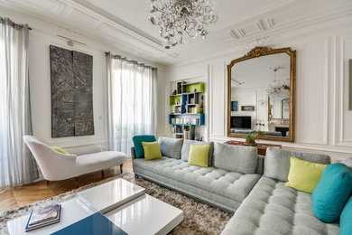 Foto di un grande soggiorno chic chiuso con libreria, pareti bianche, pavimento in legno massello medio, camino classico e TV autoportante
