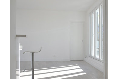 Imagen de salón abierto actual con paredes blancas y suelo de madera clara