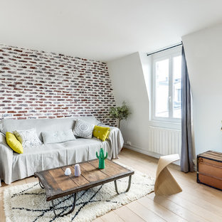 Inspiration pour un salon design de taille moyenne et ouvert avec un mur blanc, un sol en bois clair, aucune cheminée et aucun téléviseur.