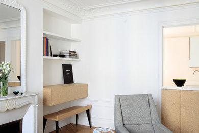 На фото: открытая гостиная комната среднего размера в современном стиле с белыми стенами, паркетным полом среднего тона, стандартным камином и фасадом камина из камня без телевизора