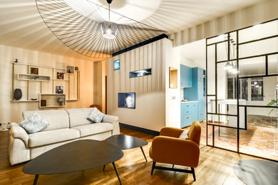 Exempel på ett mellanstort modernt allrum med öppen planlösning, med vita väggar, mörkt trägolv, en öppen vedspis, en spiselkrans i metall, en fristående TV och brunt golv