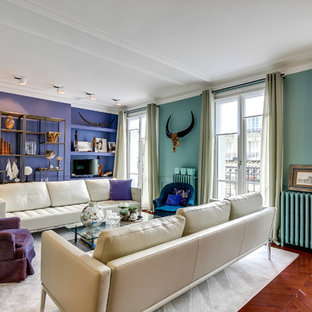 Exemple d'un grand salon avec une bibliothèque ou un coin lecture éclectique fermé et haussmannien avec un sol en bois brun, aucune cheminée, un téléviseur indépendant et un mur multicolore.