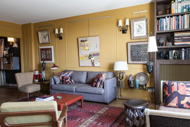 Idee per un soggiorno eclettico con pareti gialle