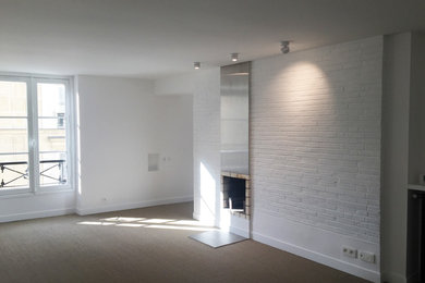 Modelo de salón para visitas abierto actual de tamaño medio con paredes blancas, moqueta, chimenea de doble cara, marco de chimenea de metal y suelo beige