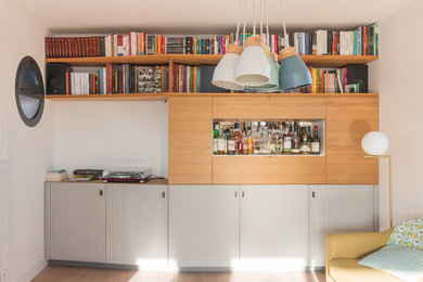 Exemple d'un salon rétro de taille moyenne avec une bibliothèque ou un coin lecture, un mur gris et sol en béton ciré.