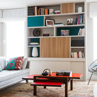 Idée de décoration pour un salon design de taille moyenne et fermé avec une salle de réception, un mur blanc, un sol en bois clair, aucune cheminée et aucun téléviseur.