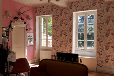 Diseño de salón para visitas cerrado bohemio de tamaño medio sin televisor con paredes multicolor, suelo de madera en tonos medios y papel pintado