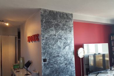 Cette photo montre un salon tendance ouvert avec un mur noir, parquet peint et un sol gris.