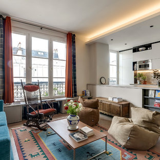Inspiration pour un grand salon bohème ouvert avec un mur blanc, un sol en bois clair, aucune cheminée et aucun téléviseur.