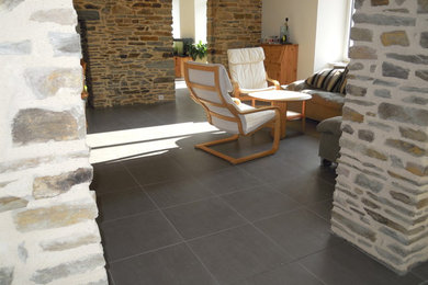 Immagine di un soggiorno country con pavimento con piastrelle in ceramica