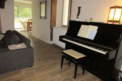 Источник вдохновения для домашнего уюта: гостиная комната среднего размера в стиле кантри с бежевыми стенами, полом из керамической плитки и стандартным камином