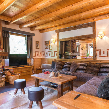 Chalet de montagne en Vanoise : salon cheminée style bois