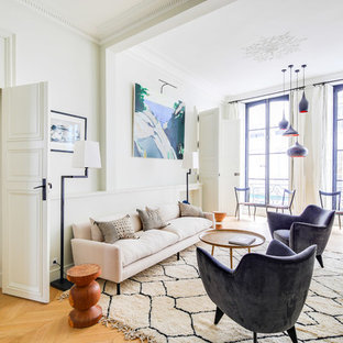 Réalisation d'un salon tradition de taille moyenne et fermé avec une salle de réception, un sol en bois clair, un sol beige, un mur vert, une cheminée standard et un manteau de cheminée en pierre.