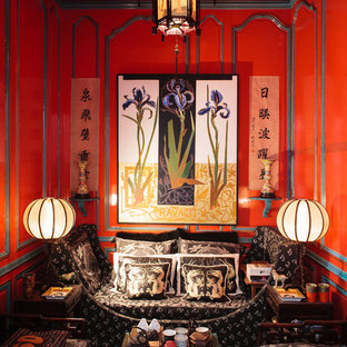 Idées déco pour un salon asiatique de taille moyenne et fermé avec un mur rouge, moquette, aucune cheminée et aucun téléviseur.