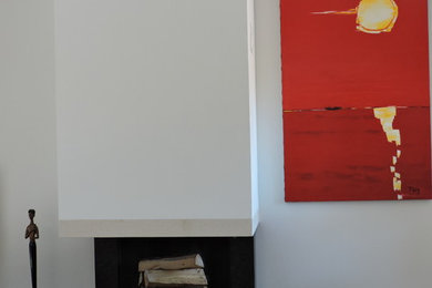 Exempel på ett stort modernt allrum med öppen planlösning, med ett finrum, en fristående TV, vita väggar och en standard öppen spis